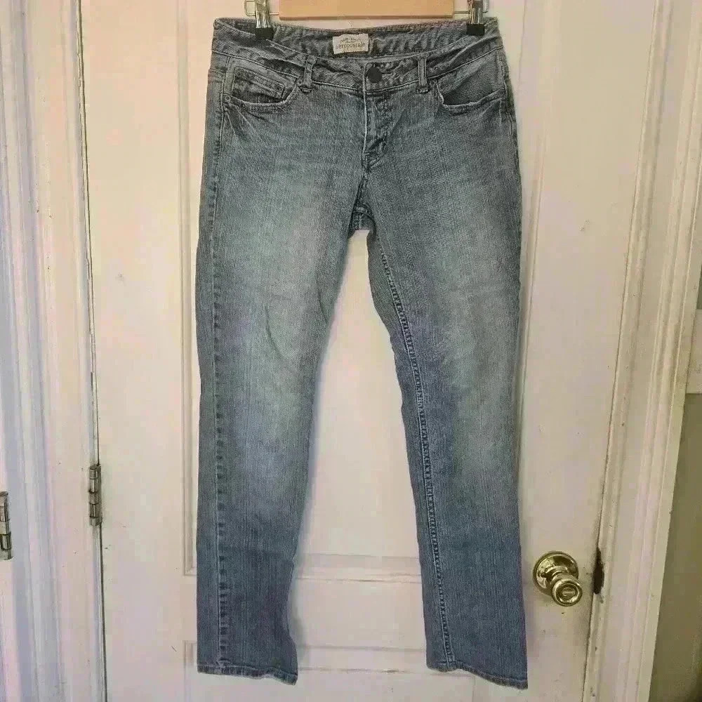 P7011 aeropostale light wash straight leg waist 27in size 5/6 short
